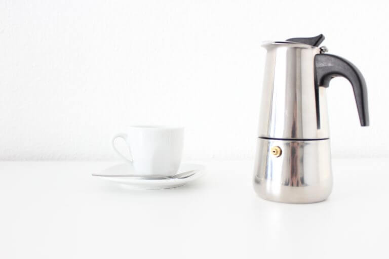 Espressokanne mit Tassen