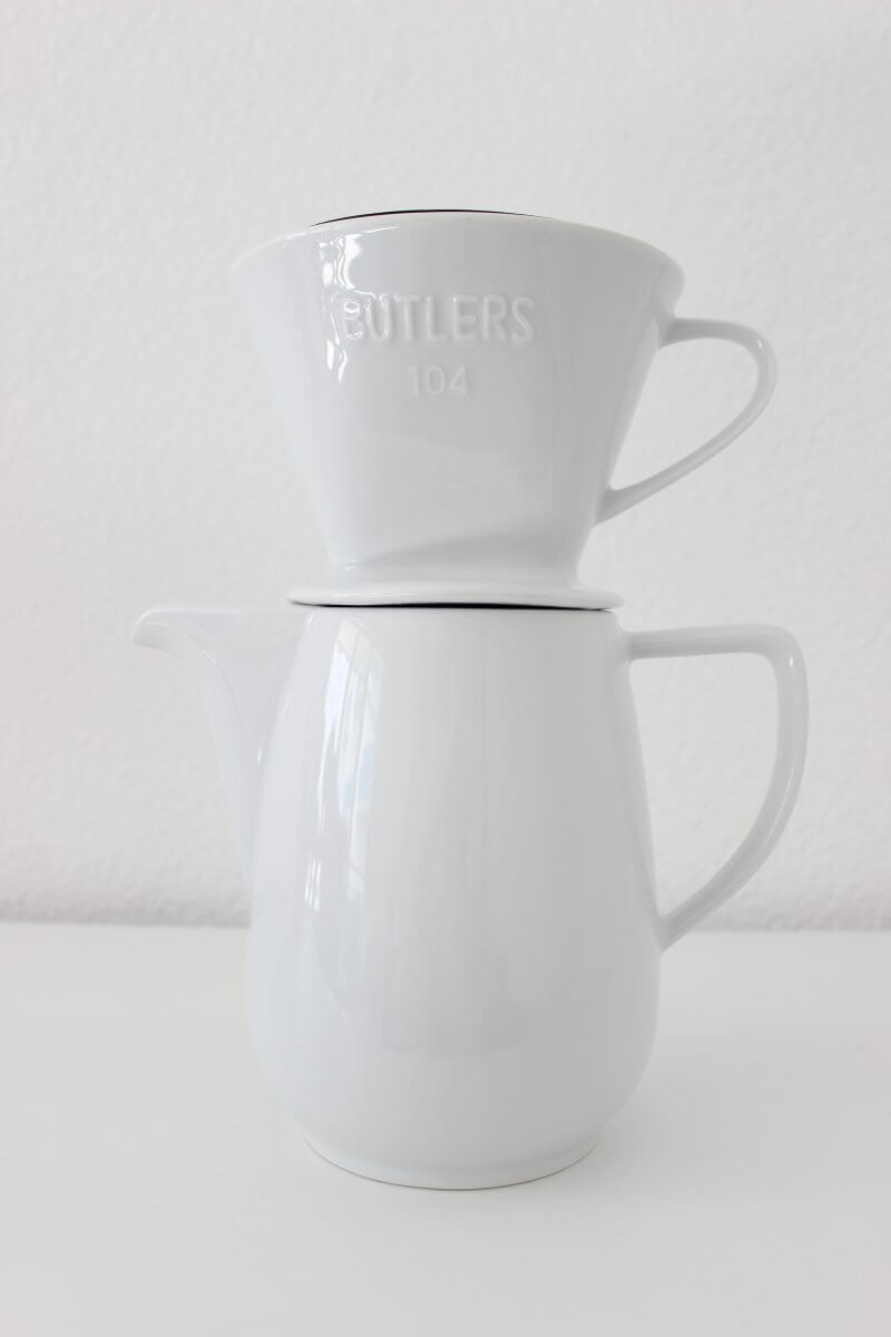 Kaffeekanne mit aufgesetztem Filter