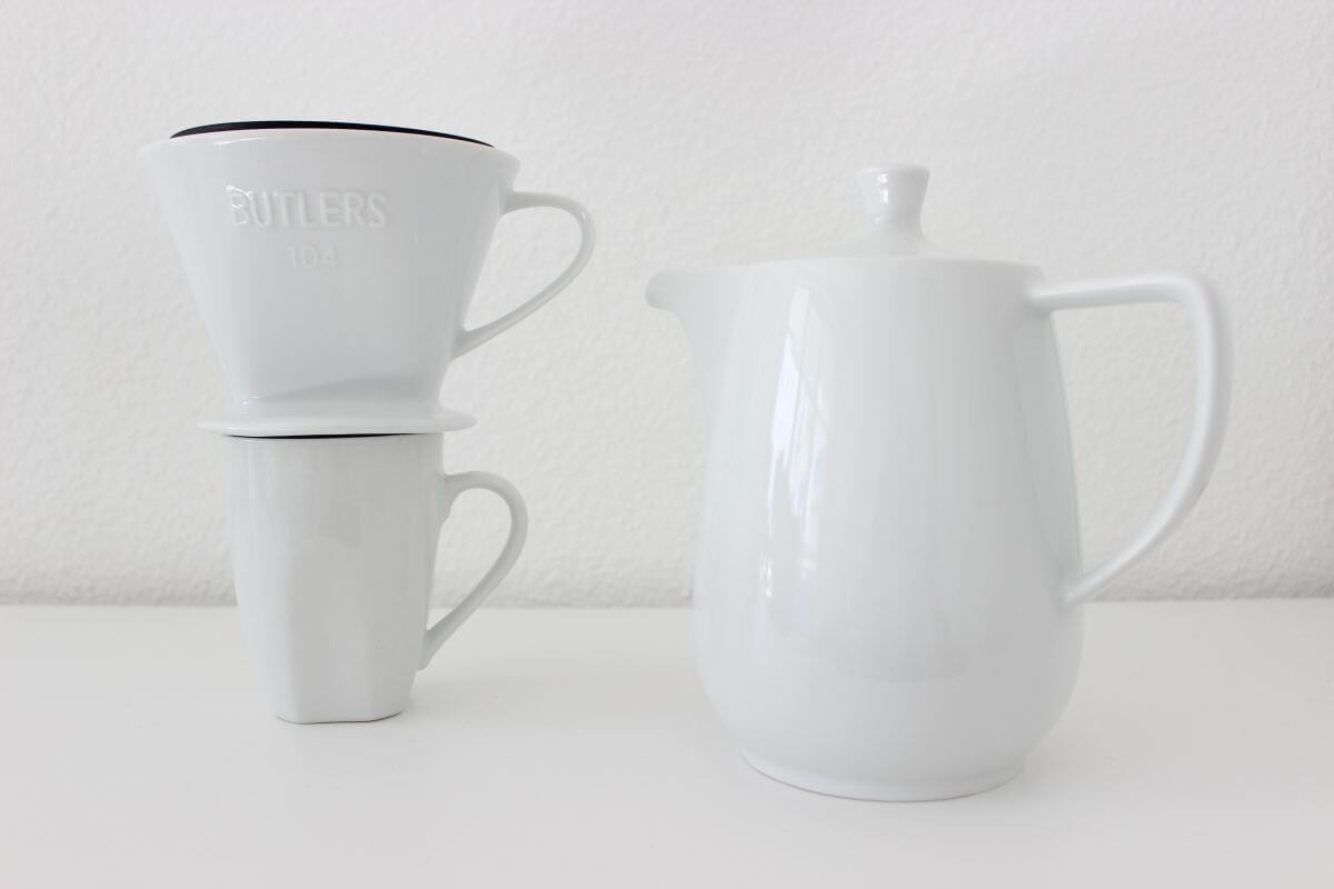 Kaffeekanne und Handfilter