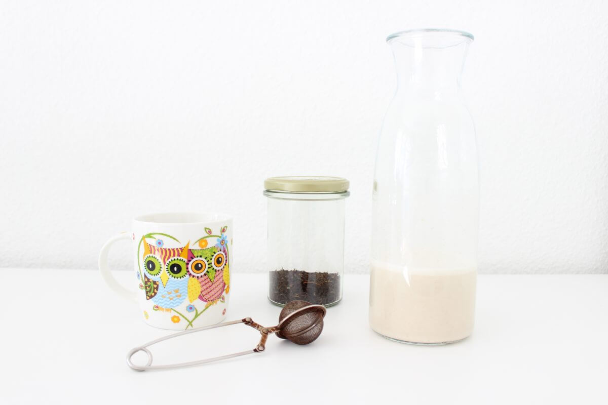 Tee und Mandelmilch