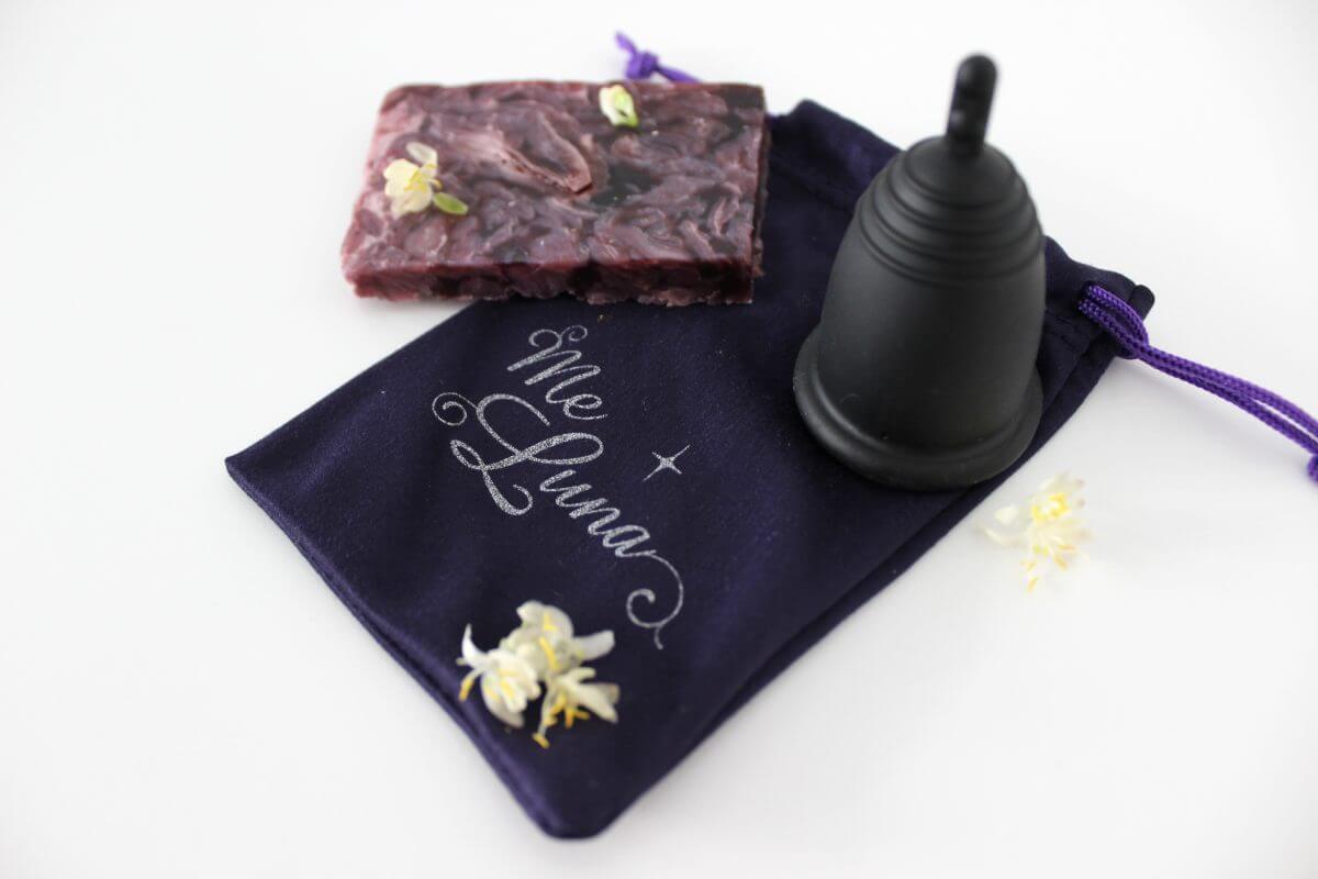 Menstruationstasse mit Beutelchen
