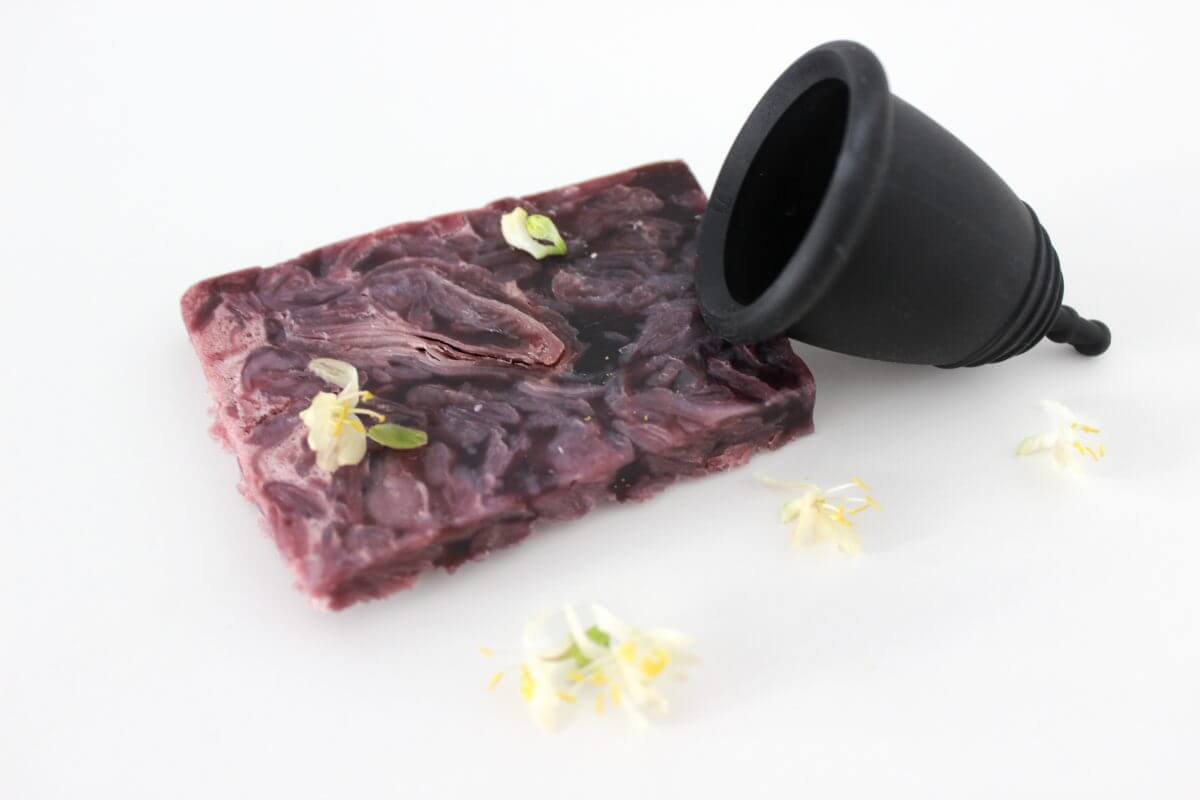 Menstruationstasse mit Seife