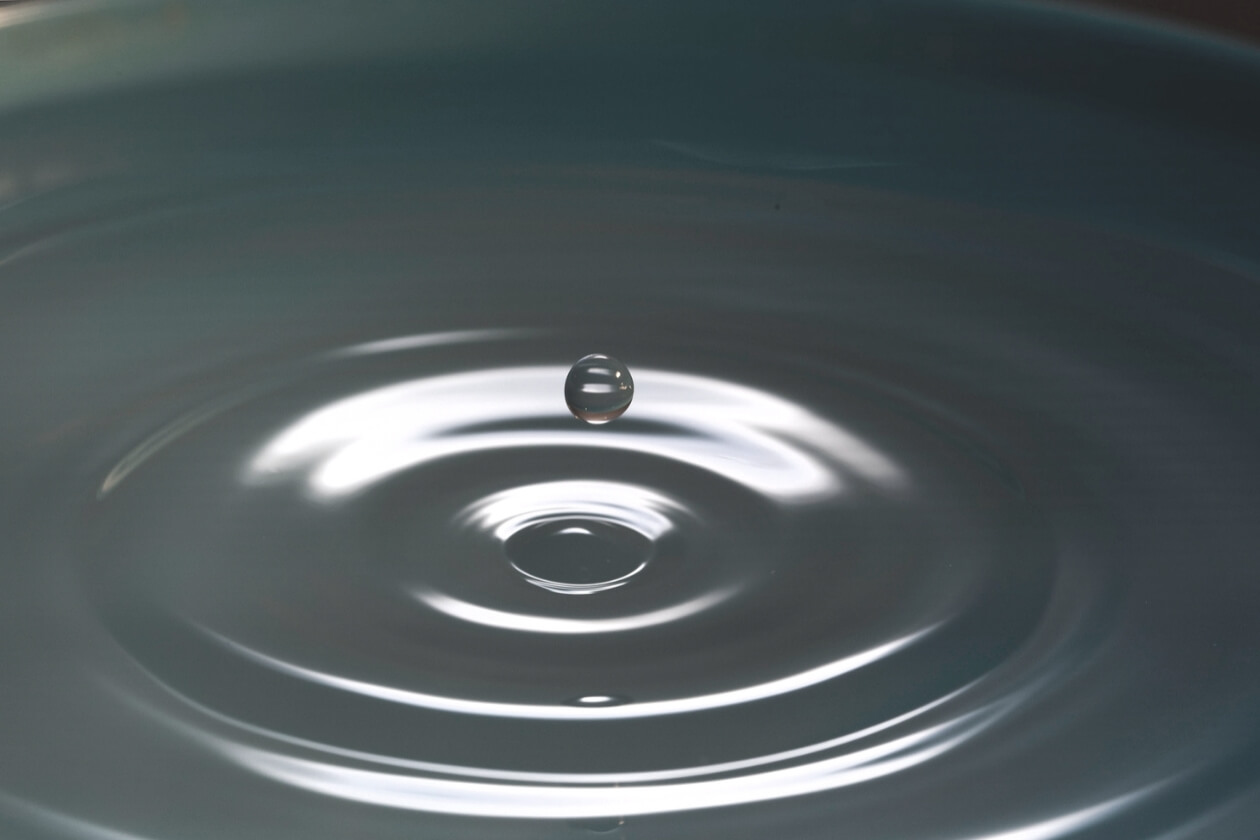 Foto von Levi XU – Unsplash Wassertropfen