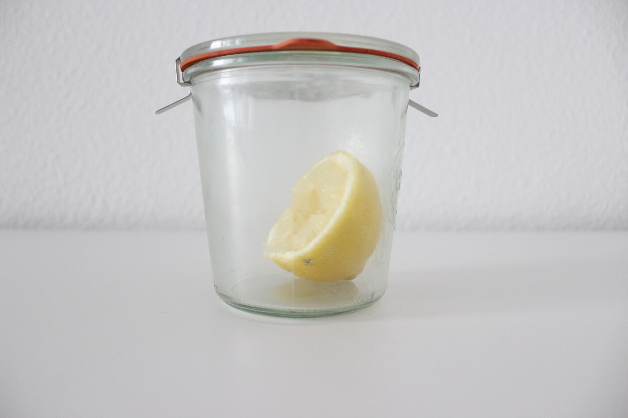 Eine halbe Zitrone in einem Weckglas.