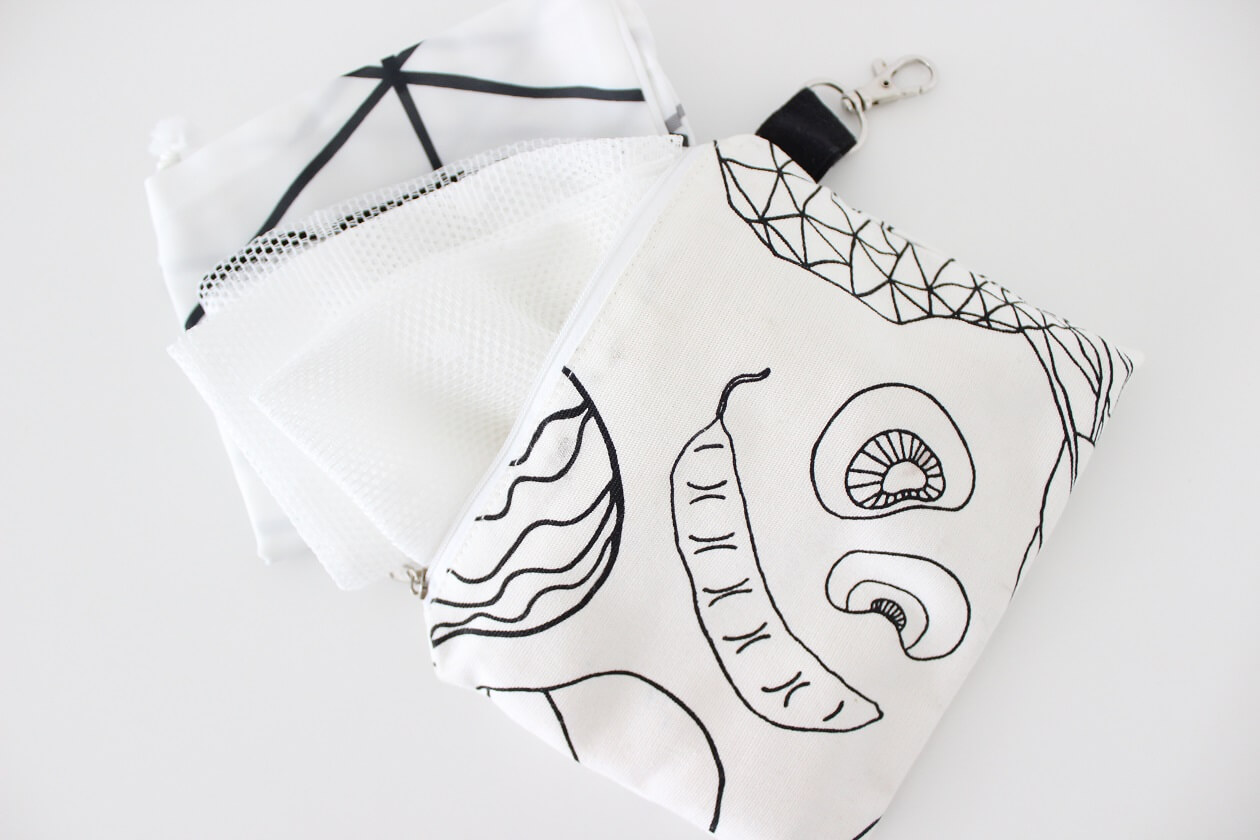 Mein Zero Waste Notfall-Kit bestehend aus einer kleiner Taschen in der sich ein paar Gemüsenetze und ein Brotbeutel befinden.