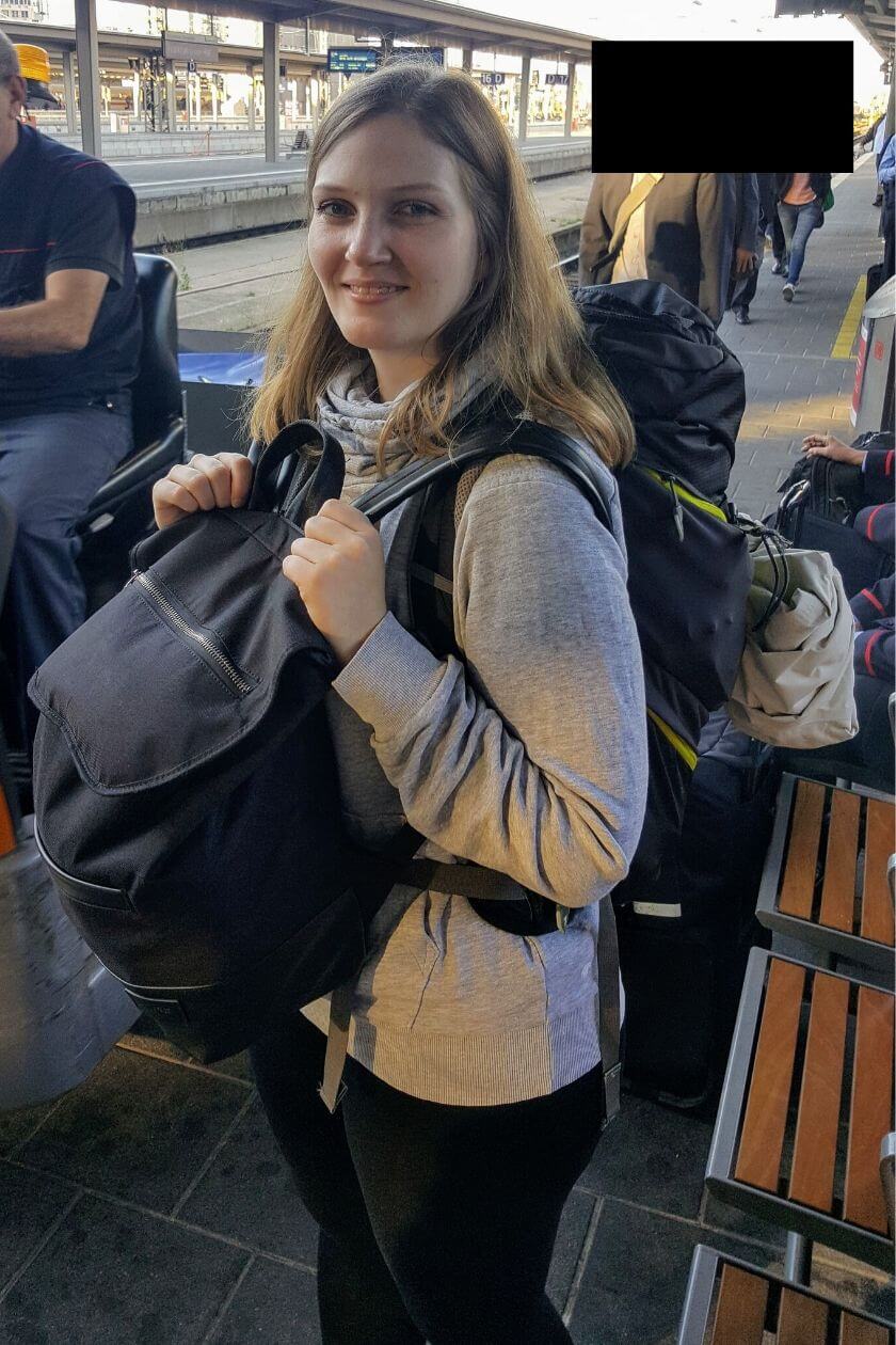 Ich am Frankurter Hauptbahnhof am Tag der Abreise, bepackt mit zwei Rucksäcken