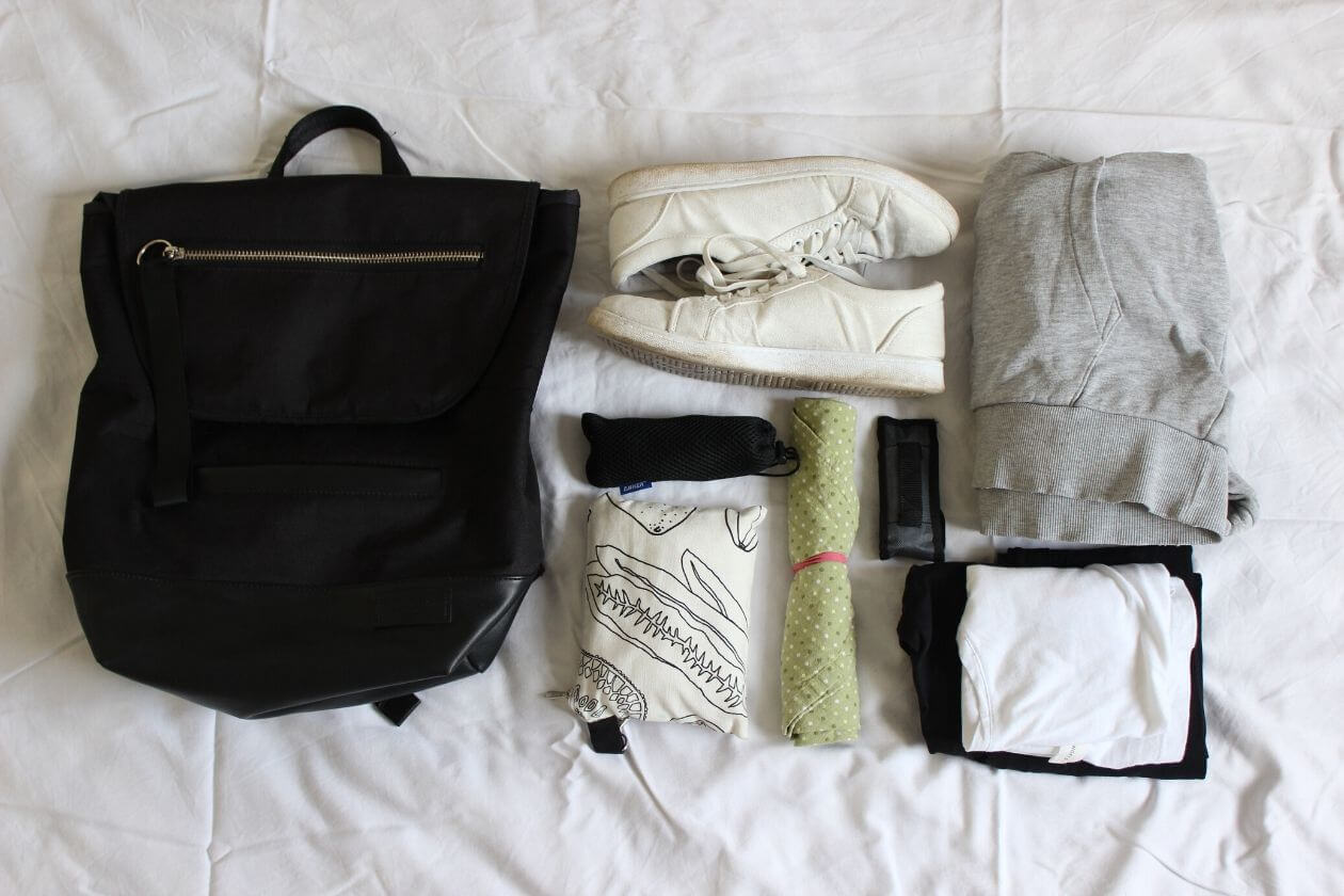 Kleiner Rucksack, Turnschuhe, Leggings, T-Shirt und Sweatshirt sowie Multitool, Powerbank, Einkausbeutel und Besteck