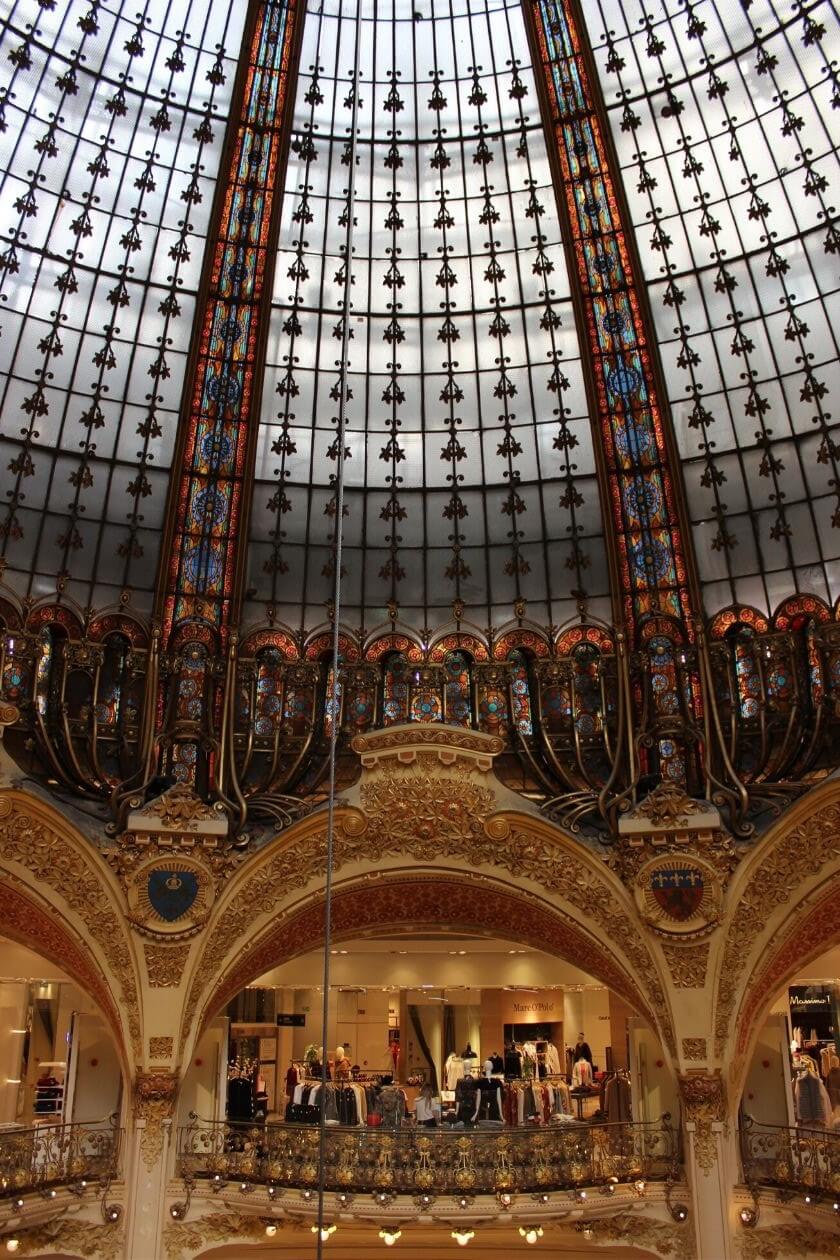 Die schillerne Glaskuppel der Galeries Lafayette von innen in ihren vielen bunten Farben