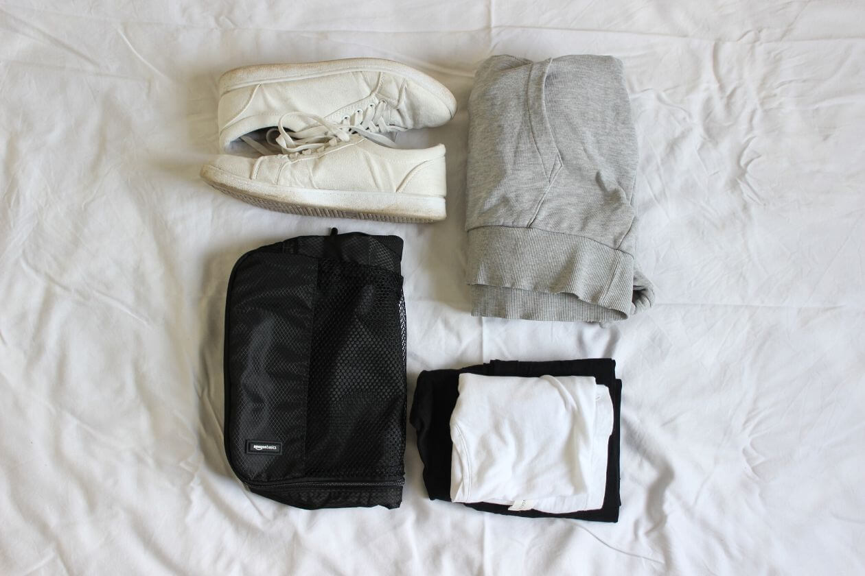 Packwürfel, Turnschuhe, Leggings, T-Shirt und Sweatshirt