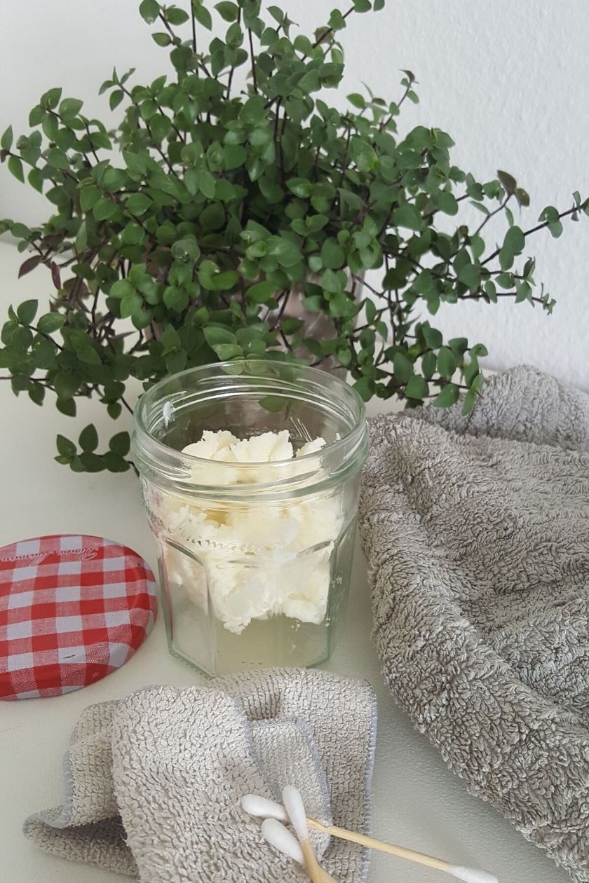 Die fertige Zero Waste Körperbutter, abgefüllt in einem alten Marmeladenglas