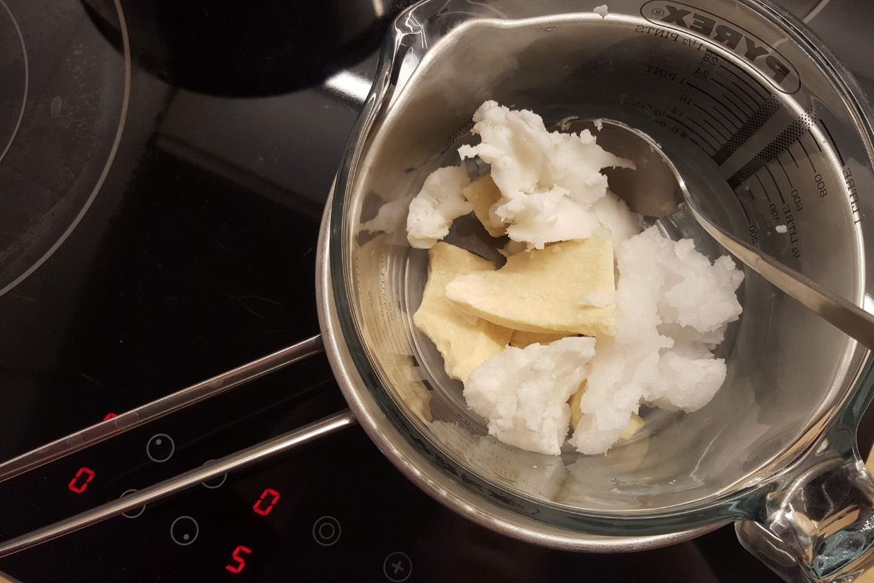 Das Einschmelzen der Zutaten für die Zero Waste Körperbutter über dem Wasserbad