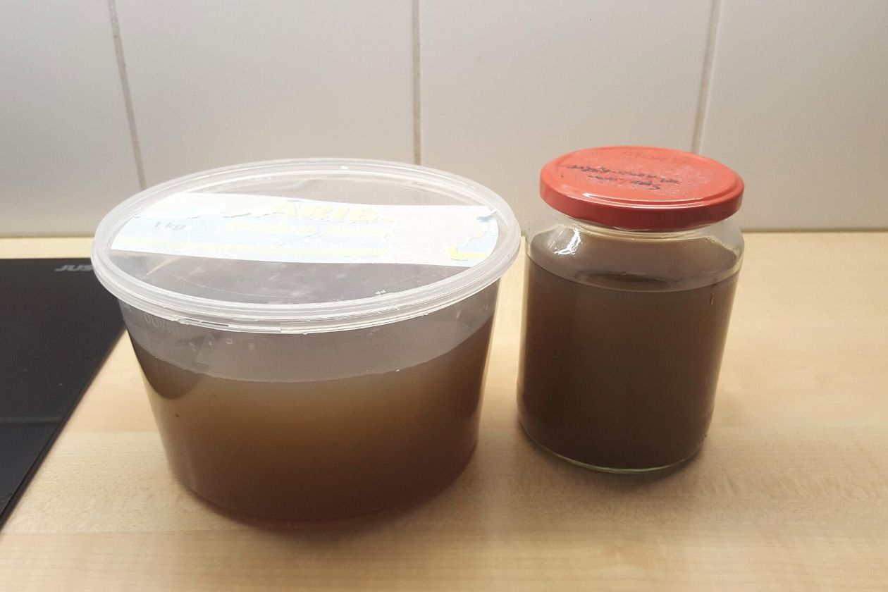 Die abgefüllte Zero Waste Gemüsebrühe in einer alten Haribo-Box und einem Schraubglas.