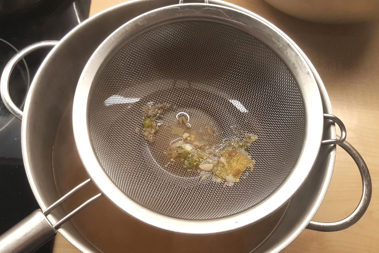 Das Sieb mit den letzten abgefangenen Resten an Gemüse.
