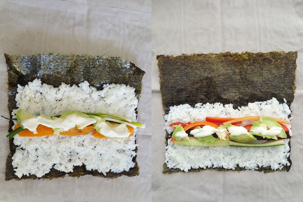 Nori-Blätter mit Reis und Gemüse darauf.